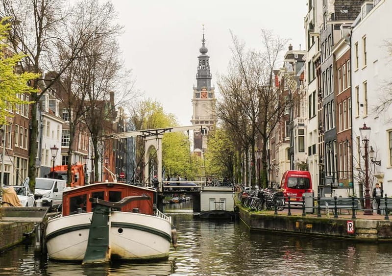 Amsterdam: German Canal Cruise with Unlimited Drinks Option - Language reality check, and why Marta’s story is useful