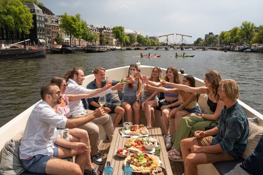 Amsterdam: German Guided Canal Cruise with on Board Bar - Getting to Starboard Dock without stress