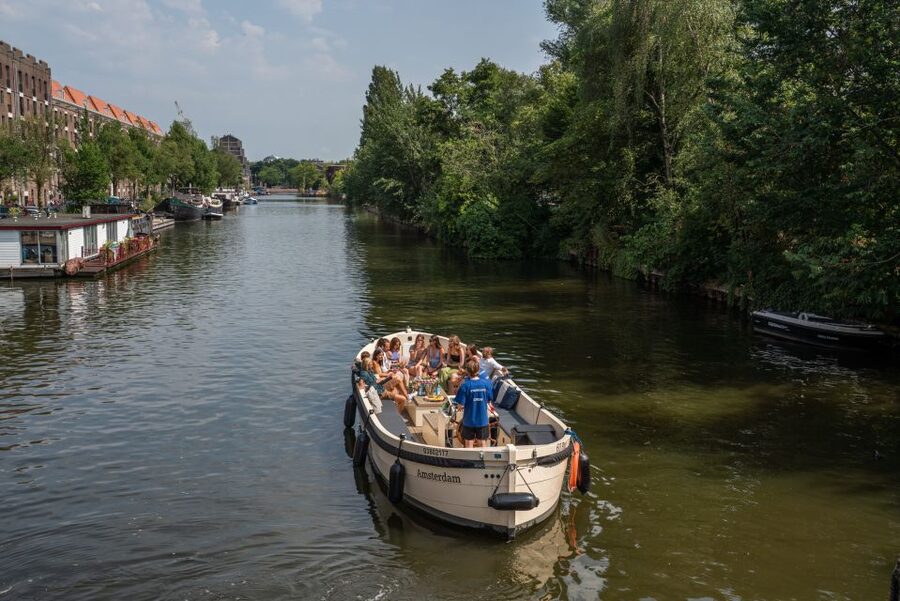 Amsterdam: German Guided Canal Cruise with on Board Bar - What makes the narration actually useful
