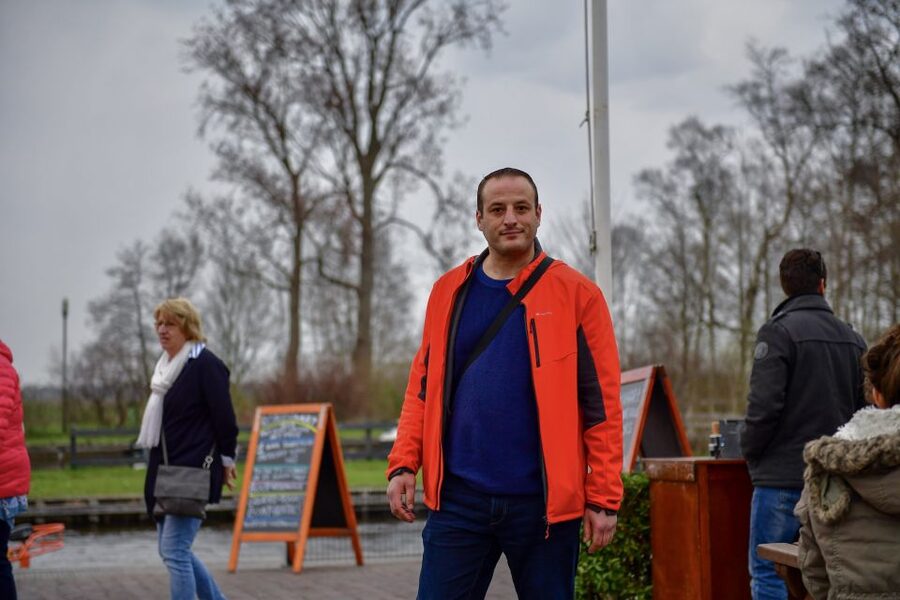 Amsterdam: Giethoorn and Zaanse Schans Windmills Day Tour - Giethoorn’s Car-Free Waterways: Your Guided Boat Cruise Through a Fairy-Tale Village