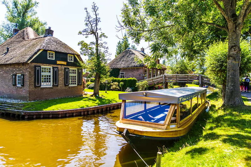 Amsterdam: Giethoorn Day Trip with Boat Tour - The Coach Ride Out of Amsterdam: Quick Dutch Context, In Comfort