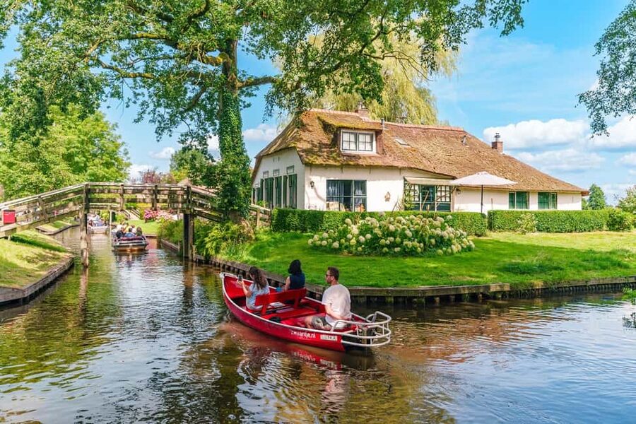 Amsterdam: Giethoorn Day Trip with Boat Tour - Giethoorn Arrival: A Car-Free Town That Still Feels Quiet