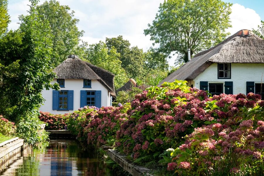 Amsterdam: Giethoorn Tour Scenic Cruise, Cheese & Free Time - De Rietstulp lunch discount: award-winning food, optional stress