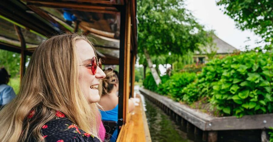 Amsterdam: Giethoorn, Volendam, and Zaanse Schans Tour - Zaanse Schans: Windmills, Walks, Cheese Tasting, and Clogs