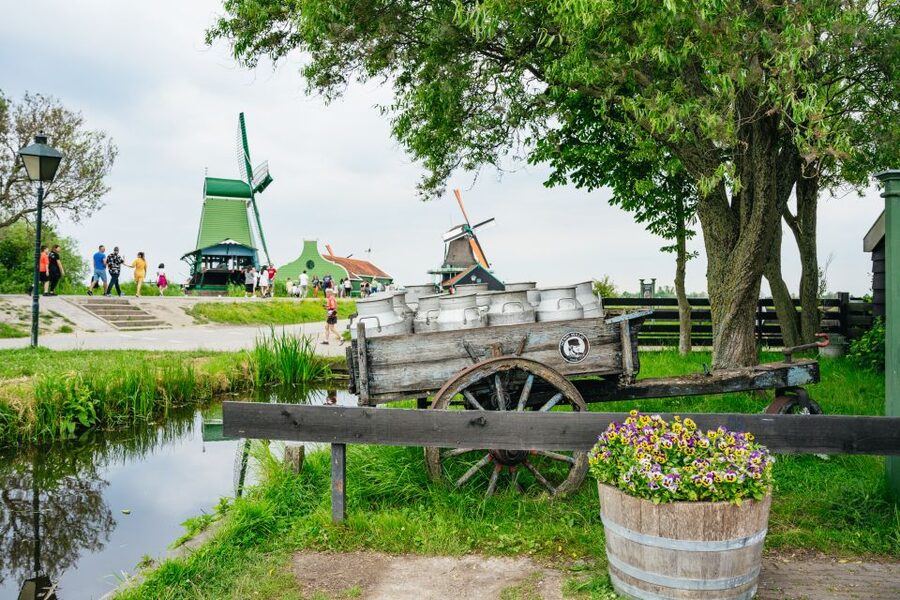 Amsterdam: Giethoorn, Volendam, and Zaanse Schans Tour - Giethoorn: Thatched Roofs, Car-Free Canals, and the Boat Cruise