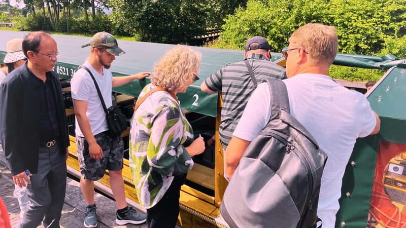 Amsterdam: Giethoorn & Zaanse Schans Small Group Day Trip - Pacing and Group Size: Why This Feels Relaxed Instead of Rushed