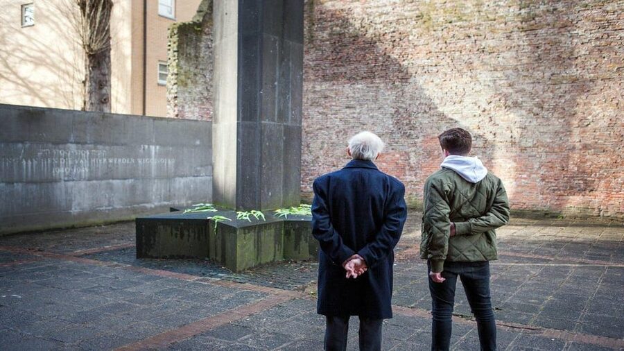 Amsterdam: Guided Anne Frank Small-Group Walking Tour - Meeting point at Jonas Daniël Meijerplein, right by Esnoga