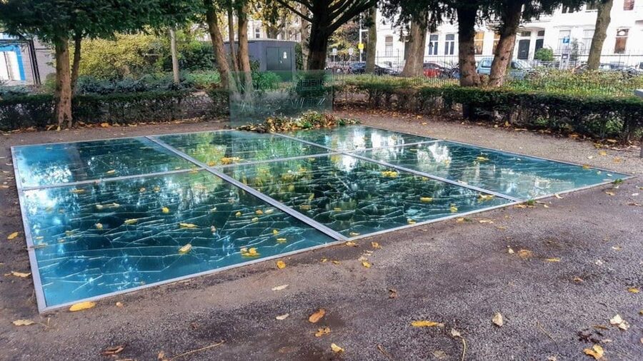 Amsterdam: Guided Anne Frank Small-Group Walking Tour - Wertheimpark and Jan Wolkers’ Auschwitz Memorial, broken mirrors