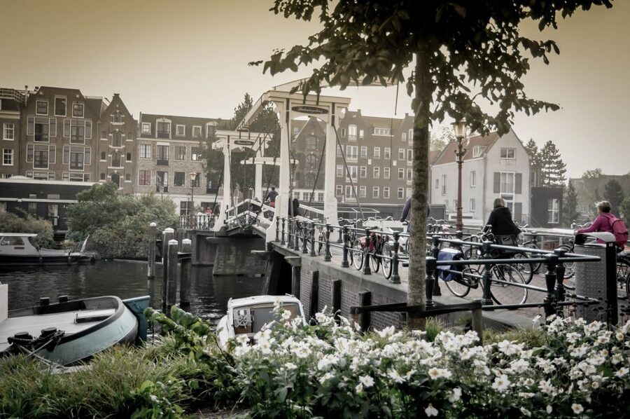 Amsterdam: Guided City Bike Tour in French - Grachtengordel and the canal bridge moment at Magere Brug