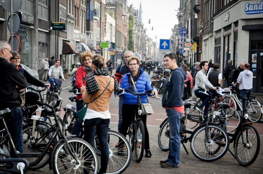 Amsterdam: Guided City Bike Tour in French - Anne Frank House area and the Westerkerk: famous stops with context