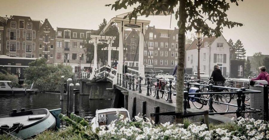 Amsterdam: Guided City Bike Tour in French - Western Islands to the De Negen Straatjes: finding Amsterdam’s rhythm early