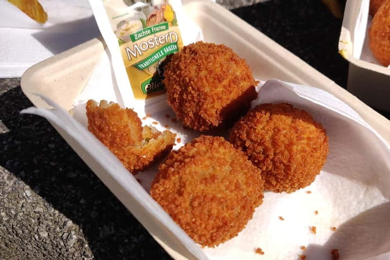 Amsterdam: Guided Food Tour with Tastings - Sweet ending, appeltaart and a warm gooey stroopwafel