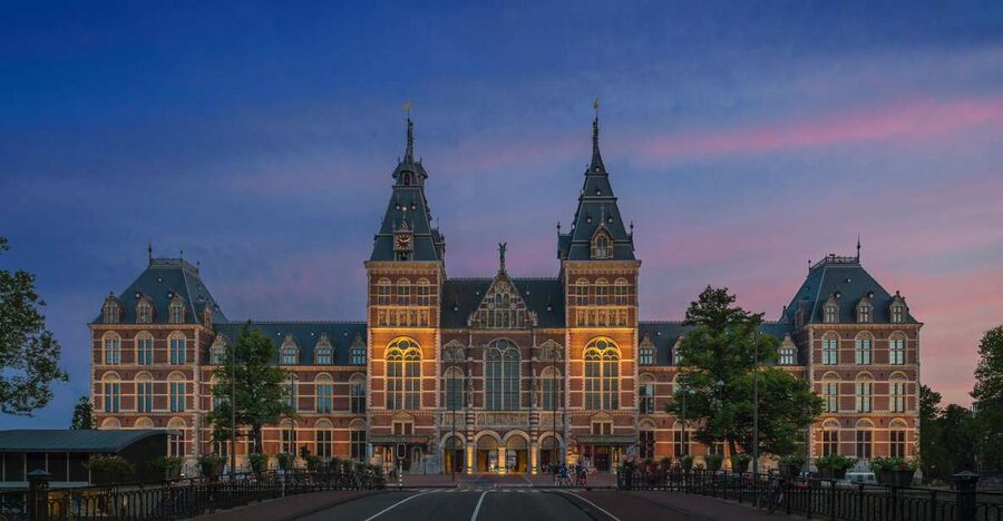 Amsterdam: Guided Rijksmuseum Tour in Spanish - Beyond the Rijksmuseum: the Van Gogh Museum building stop