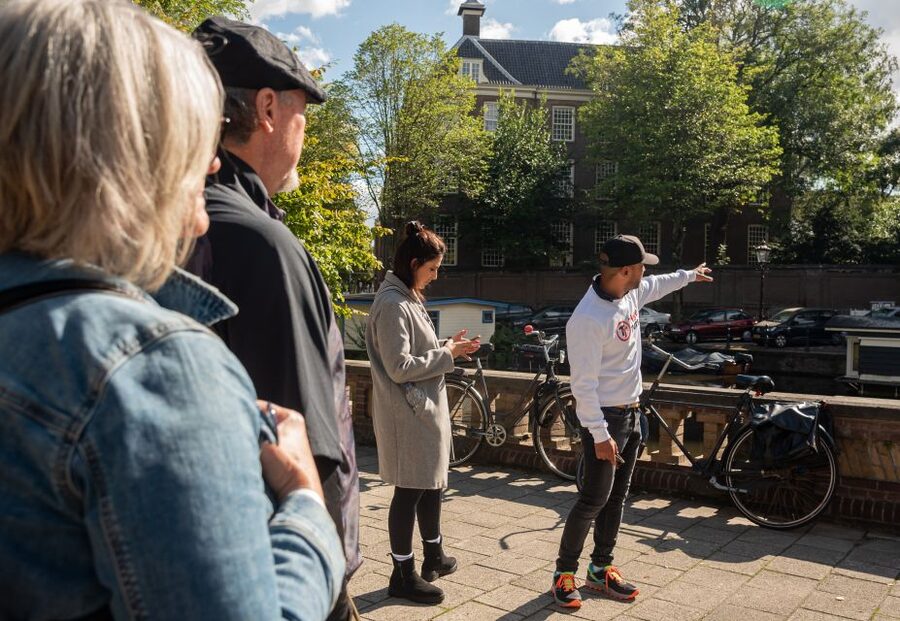 Amsterdam: Highlights & History Walking Tour - Into the Old Town Maze: Old Church, Chinatown, Crooked Houses, and the Narrowest Street