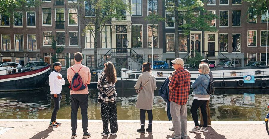 Amsterdam: Highlights & History Walking Tour - Meeting at Park Plaza Victoria and Finding the Right Starting Point
