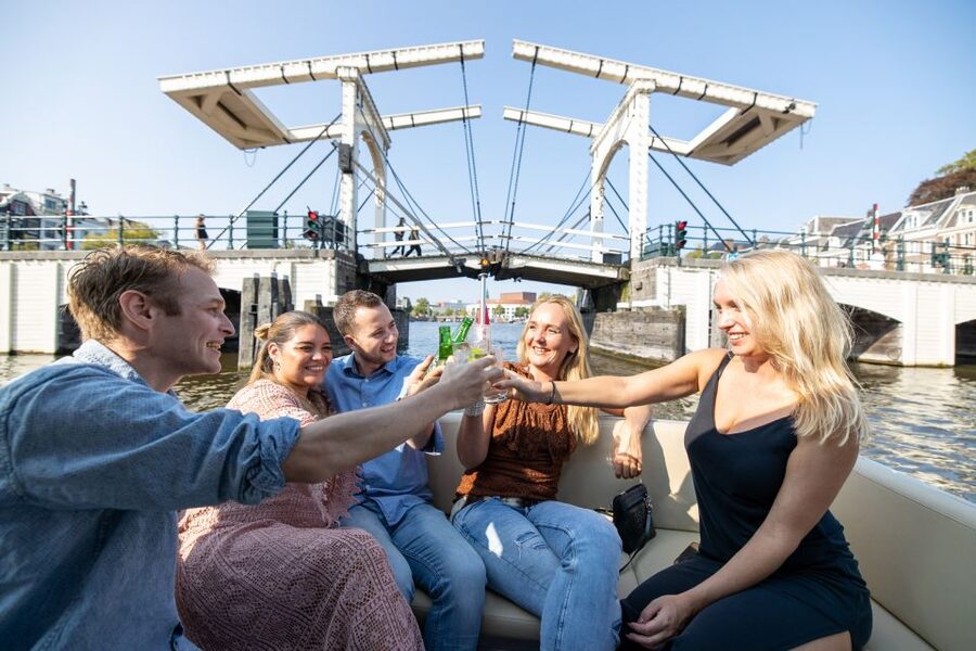Amsterdam: Historic Boat Cruise with open bar and nibbles - How the 1.5-Hour Canal Loop Feels in Real Time