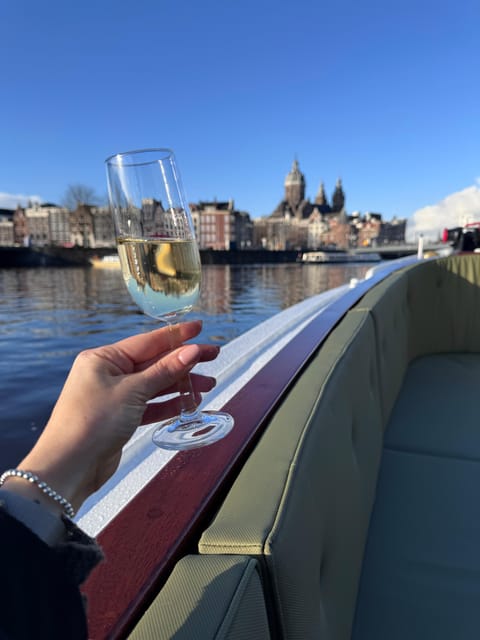 Amsterdam: Historic Boat Cruise with open bar and nibbles - Meeting at Hotel Canalview, Singel No. 5, and Finding the Dock Fast