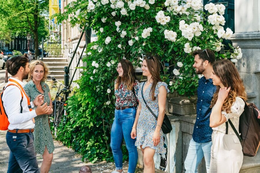 Amsterdam: Historical Highlights Walking Tour with Tasting - Dam Square to the UNESCO Canal District: what this 2-hour walk is really like