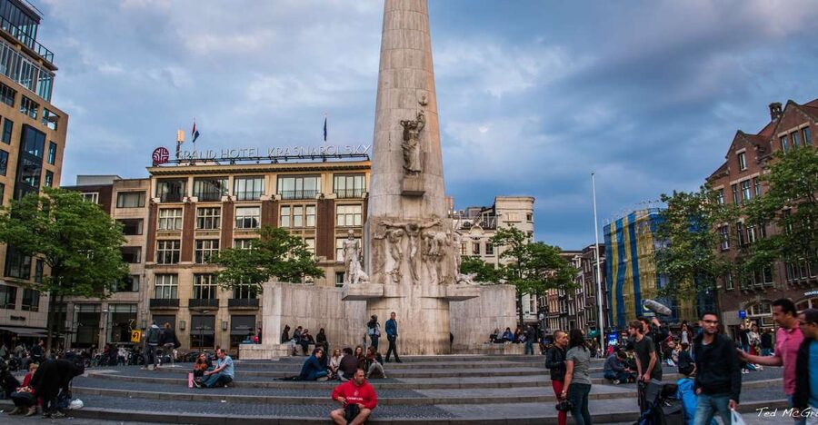 Amsterdam Jewish Quarter walking tour - Cobblestone streets and canal neighborhoods: the “past and present” contrast
