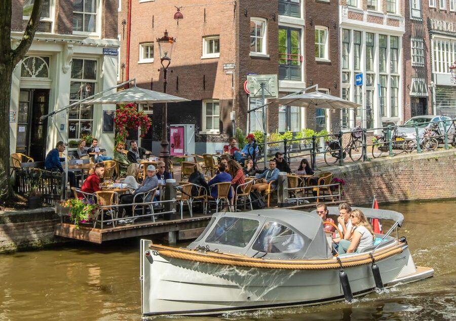Amsterdam: Jordaan District Tour with a German guide - Tulip mania, secret garden talk, and why the courtyard matters