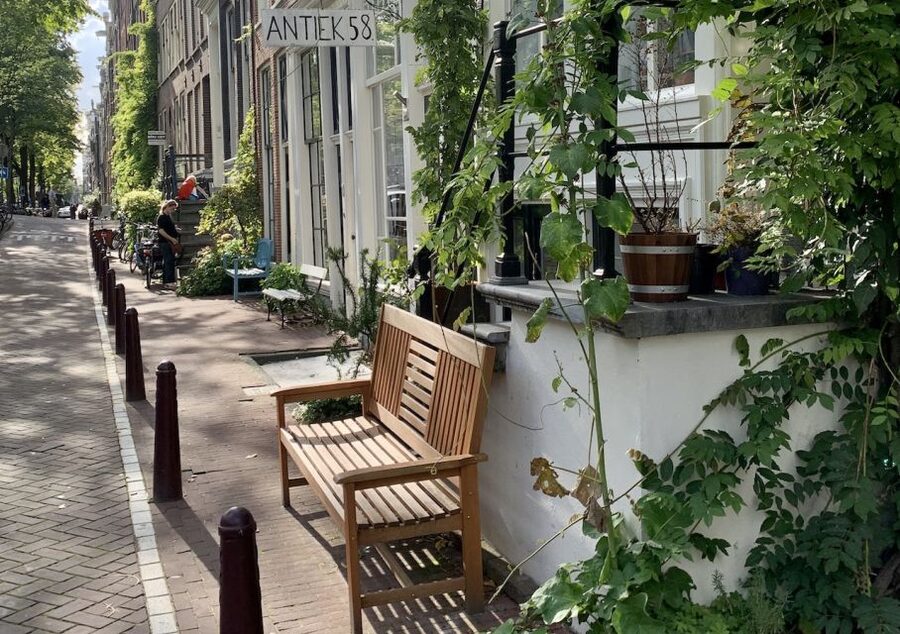 Amsterdam: Jordaan District Tour with a German guide - Tour pace, group size, and what you should do with your questions