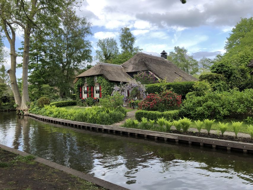 Amsterdam: Keukenhof Tulip Garden and Giethoorn Experience - Giethoorn: The Quiet Village Made for Water and Walking