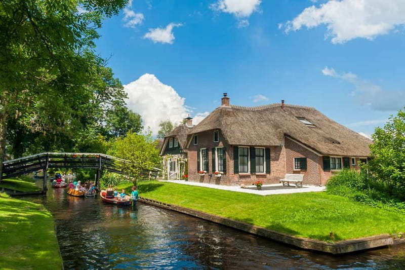 Amsterdam: Live GuideD Giethoorn Boat Tour & Cheese Platter - Key things to know before you go