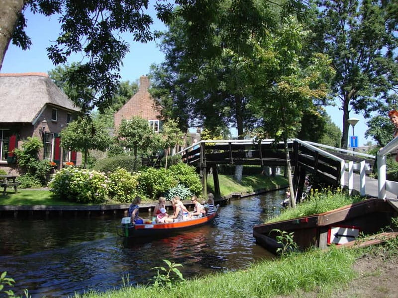 Amsterdam: Live GuideD Giethoorn Boat Tour & Cheese Platter - Practical Tips: What to Bring and How to Get Better Photos