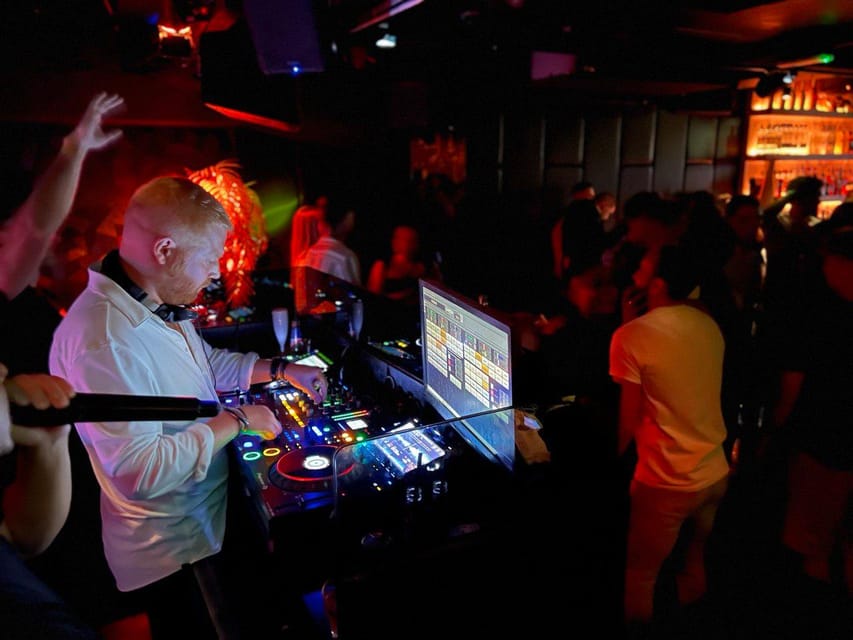 Amsterdam: Ludwig's Halloween Pub Crawl with VIP Club Entry - Leidseplein to Rembrandtplein: More Than 5 Stops, Shots, and Party Energy