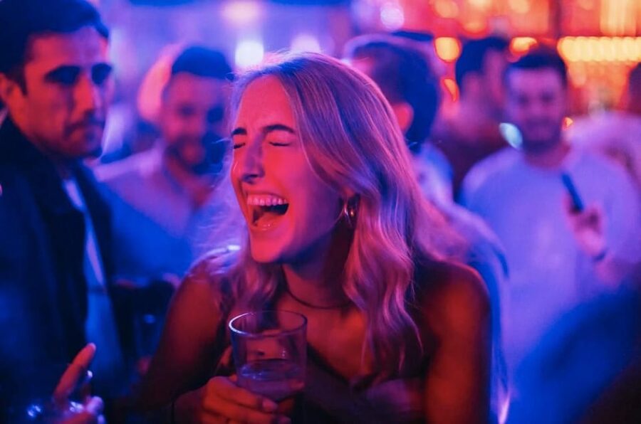 Amsterdam: Ludwig's Red Light Pub Crawl with VIP Club Entry - Where you meet and how the tour keeps you moving