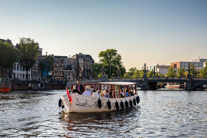 Amsterdam: Luxury Boat Cruise Unlimited Cocktails, Beers & Wines - The 1-hour canal route: what you see and why it works