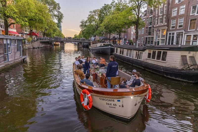 Amsterdam: Luxury Canal Cruise with Optional Snacks & Drinks - When to go: morning calm, evening lights, and staying warm