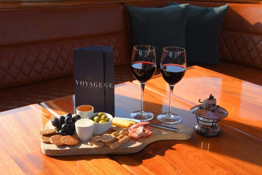 Amsterdam: Luxury Canal Cruise with Optional Snacks & Drinks - Getting there at d’Vijff Vlieghen, then ending right where you started