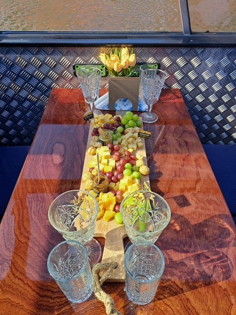 Amsterdam: Luxury Cheese & Wine Canal Cruise - Meeting at H’Art Museum and Settling In