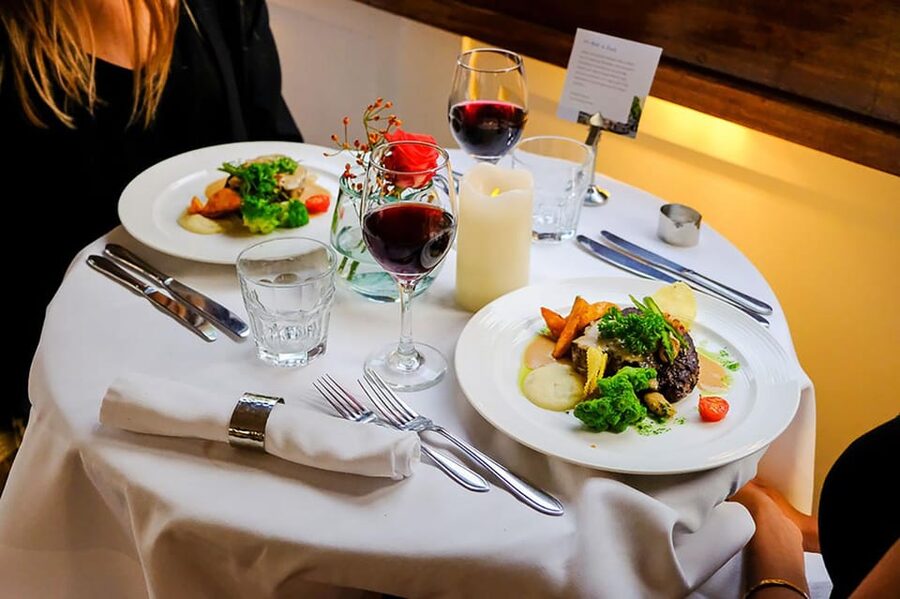 Amsterdam: Luxury Saloon Boat Cruise with 3-Course Dinner - The cruise itself: UNESCO canal views with live commentary