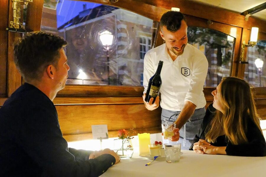 Amsterdam: Luxury Saloon Boat Cruise with 3-Course Dinner - Where you meet: Zwanenburgwal 20 and a clean, no-fuss route