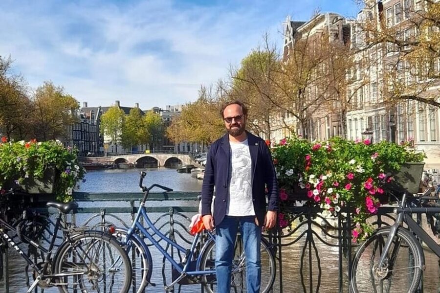 Amsterdam: Must-See Attractions Guided Walking Tour - Begijnhof courtyard: the calm, tucked-away Amsterdam moment