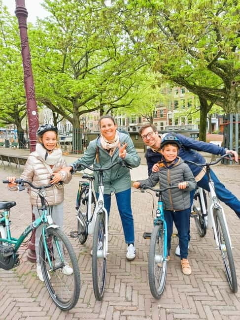 Amsterdam: Off the Beaten Path Bike Tour in French - Rolling Into Amsterdam-Centrum: Canals, Bridges, and Central Texture