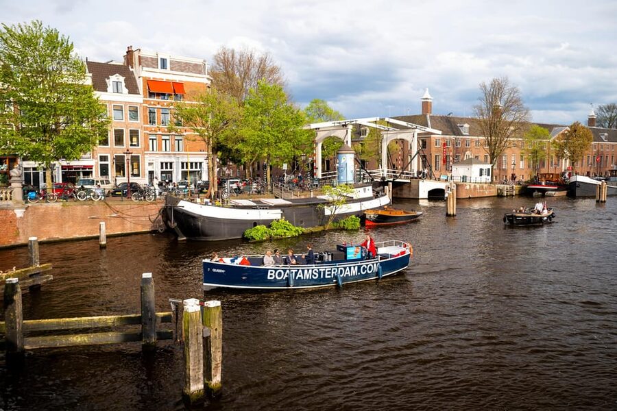 Amsterdam:Old City Canal Cruise with Live Guide and Open Bar - Where you start matters: the H’Art Museum dock