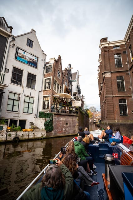 Amsterdam:Old City Canal Cruise with Live Guide and Open Bar - Open bar adds a very real layer of fun