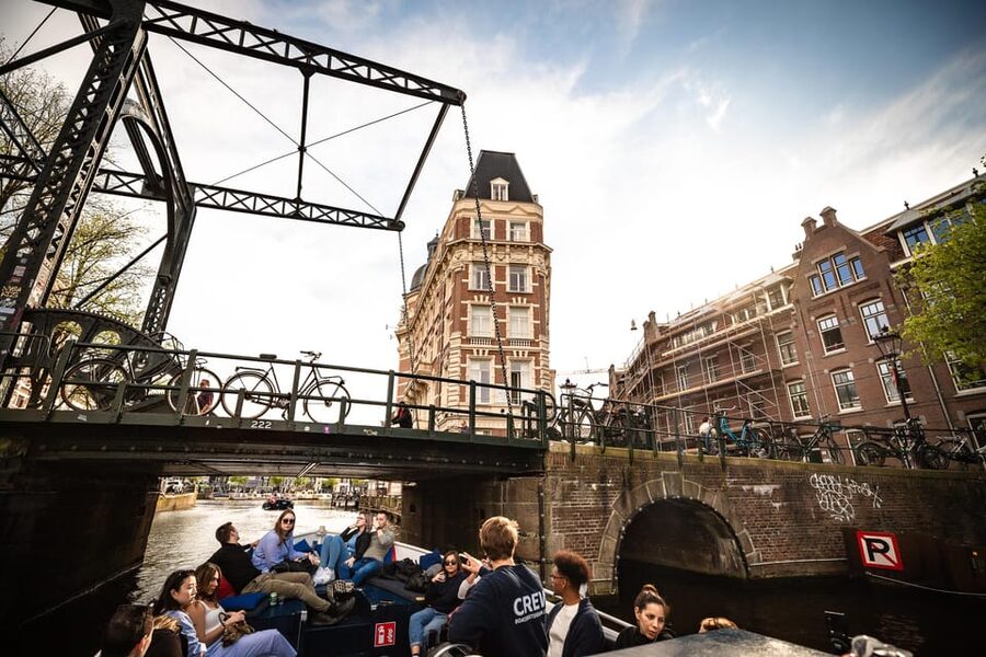 Amsterdam:Old City Canal Cruise with Live Guide and Open Bar - How the $31 price stacks up for an hour on the water