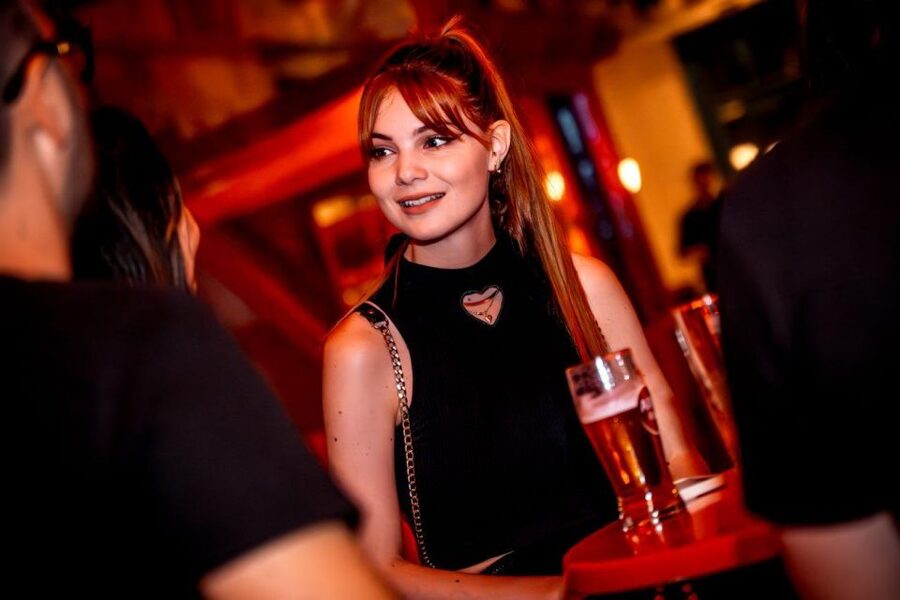 Amsterdam: Original Pub Crawl Party with VIP Entrance - Live music, dance floors, and the social “glue” role of the guide
