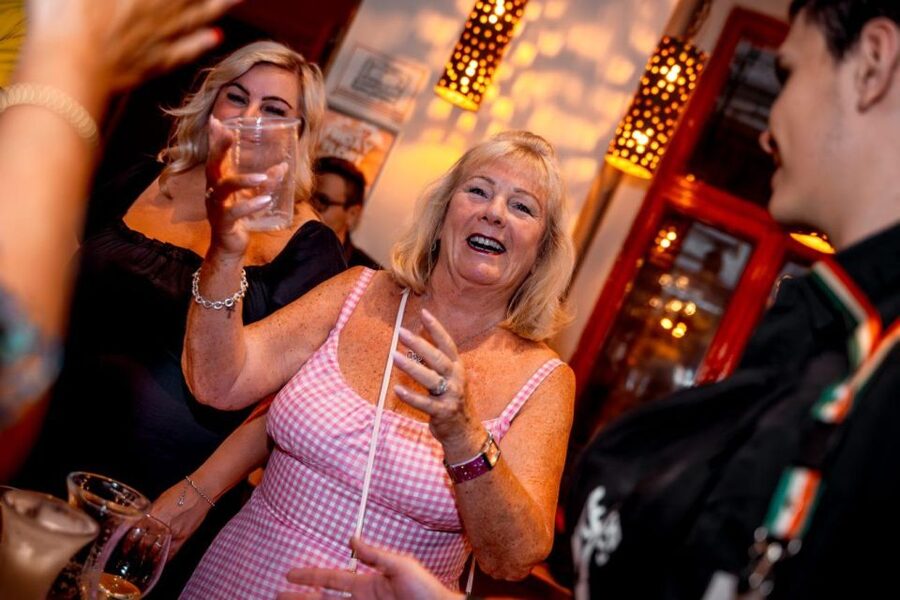 Amsterdam: Original Pub Crawl Party with VIP Entrance - Dress code and practical do-not-forget list
