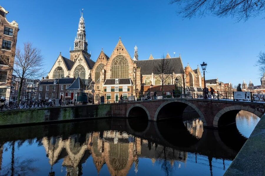 Amsterdam: Oude Kerk Entry Ticket - Where to pause: Koffieschenkerij for coffee and a courtyard break