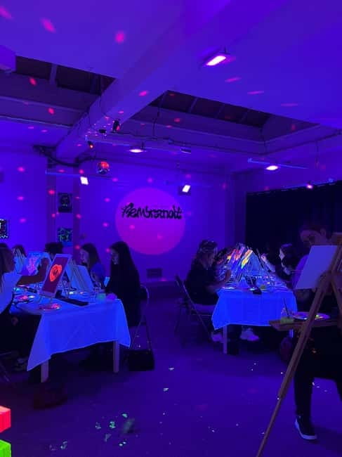 Amsterdam: Paint and Sip in the Dark at Rembrandt van Wine - Who this is best for, and who should skip it