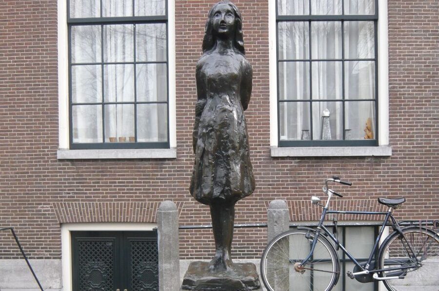Amsterdam: Private Anne Frank and Jewish Quarter Tour - Joods Historisch Museum and The Dokwerker: building context before the finish