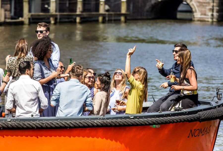 Amsterdam: Private BBQ Cruise with Personal Chef & Drinks - Meeting point near Sea Palace, and how to spot the crew