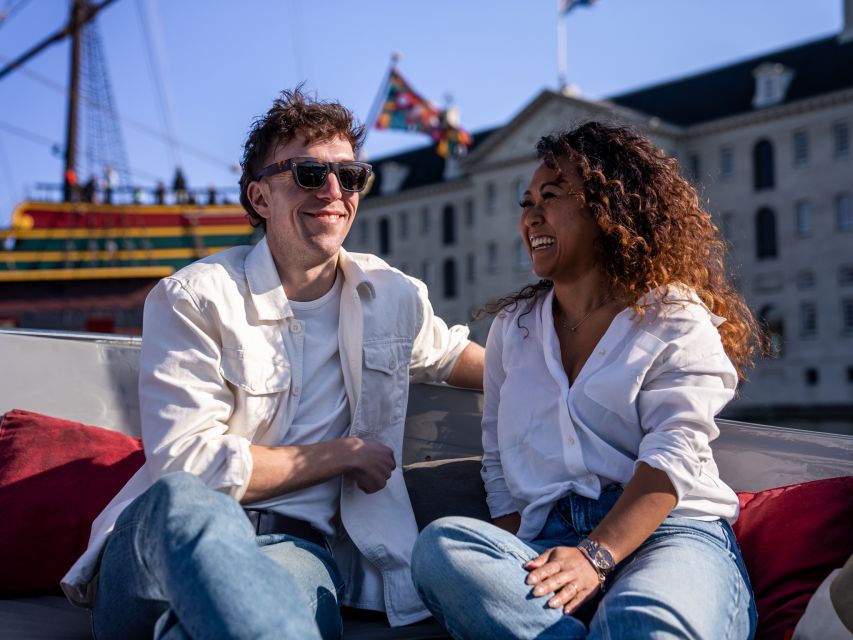 Amsterdam: Private Canal Cruise with Drinks and Snacks - Meeting behind the Apple Store, and how to not lose time