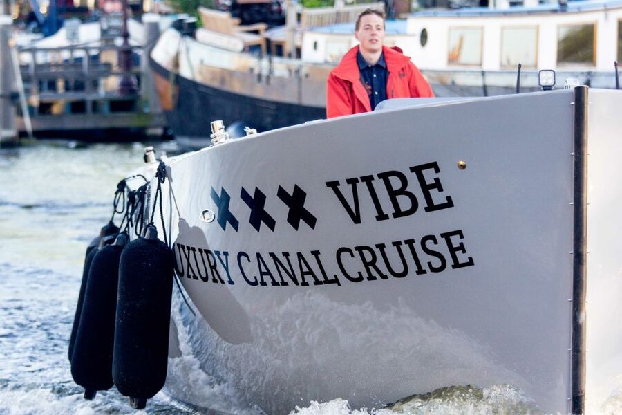 Amsterdam: Private Cruise with Drinks & Pizza or Burger - Should you book this private Amsterdam cruise with pizza and drinks?