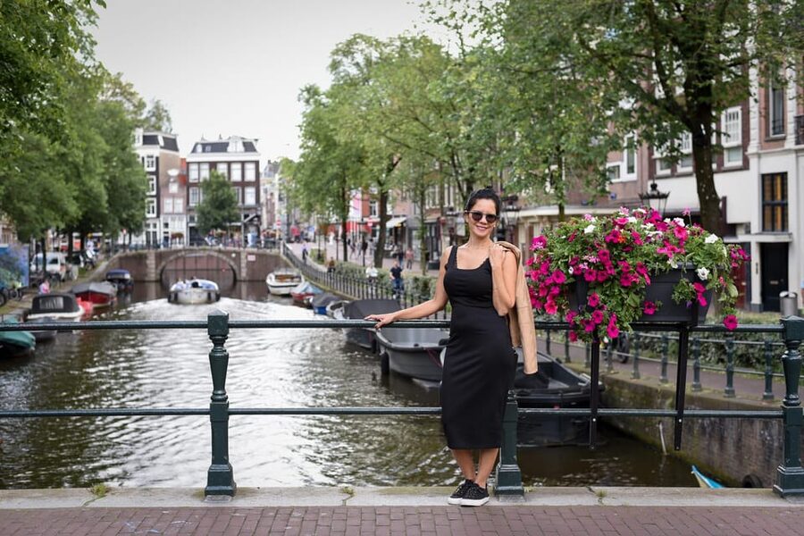 Amsterdam: Private Photoshoot in iconic locations - Rijkmuseum gardens: your first backdrop for calm, clean photos